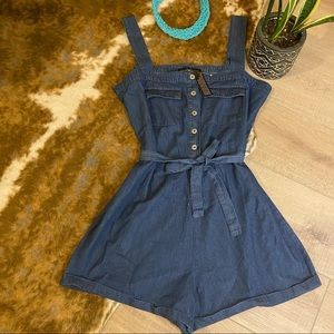 NWT Adorable button up Romper Summer trend 🤩